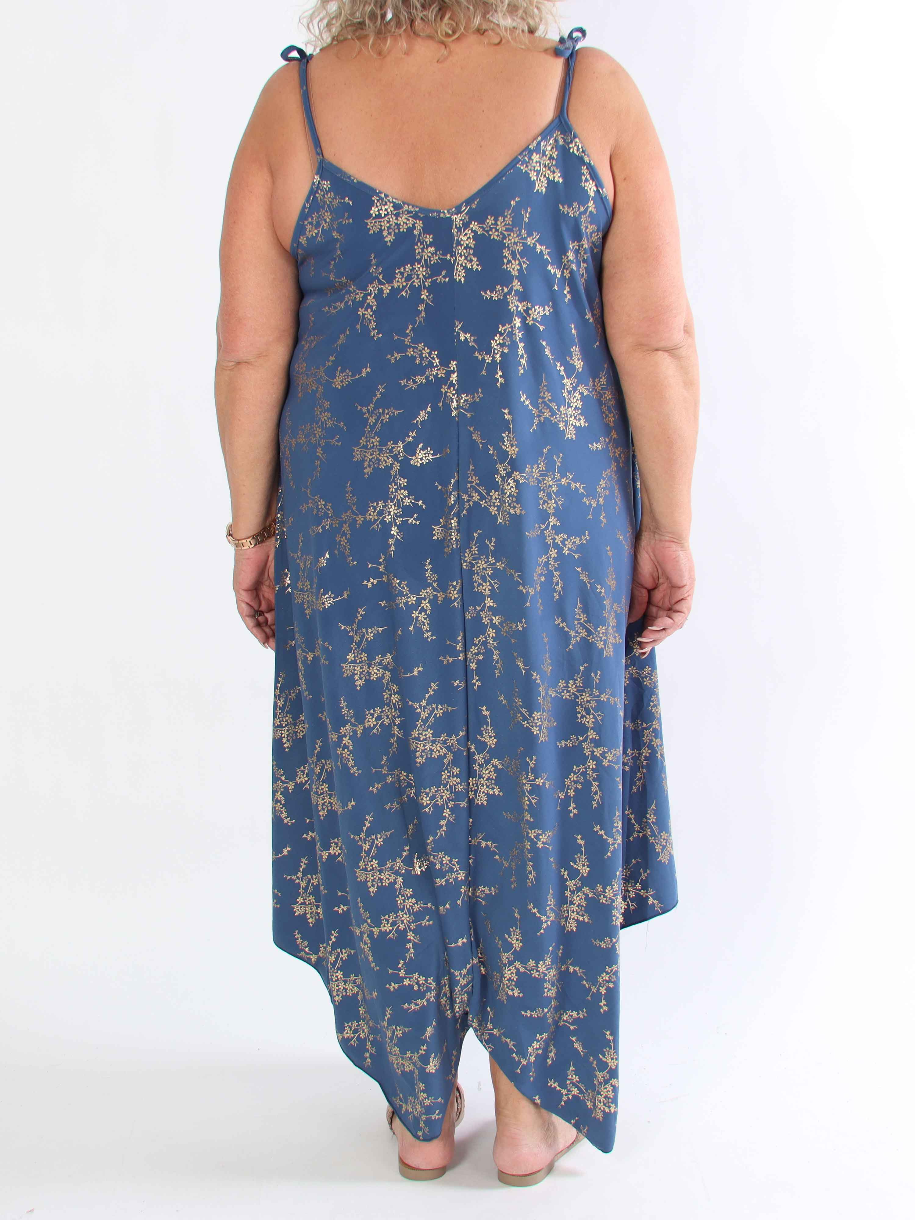 Maisie Gold - Plus size axelremsklänning i elastiskt tyg med guld mönster